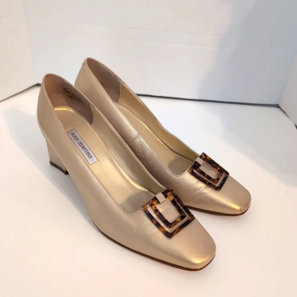 Ann Marino Leather Gold Tone Block Heels w/ Tortoise Shell Ornamental Buckle 10M